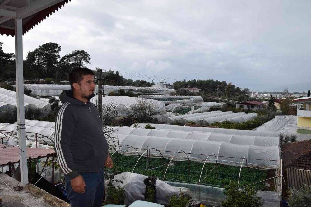 Bir saat arayla çıkan 2 hortum seralara zarar verdi