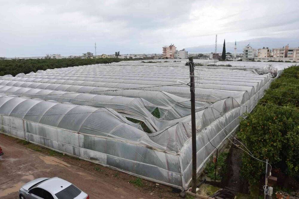 Bir saat arayla çıkan 2 hortum seralara zarar verdi