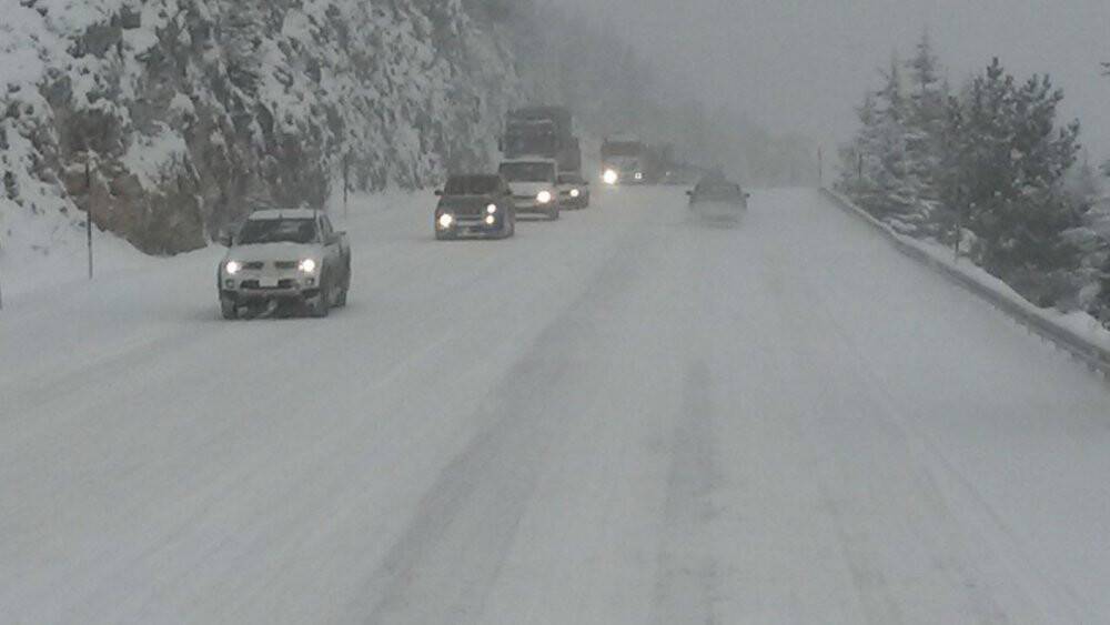 Konya - Antalya karayolunda kar kalınlığı 50 santime ulaştı