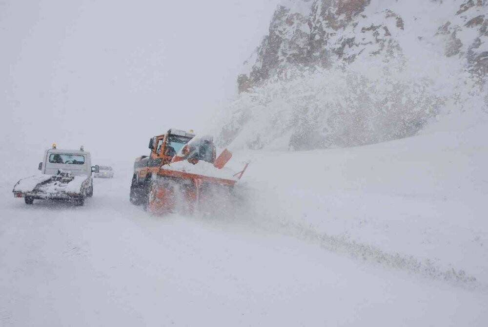 Konya - Antalya karayolunda kar kalınlığı 50 santime ulaştı