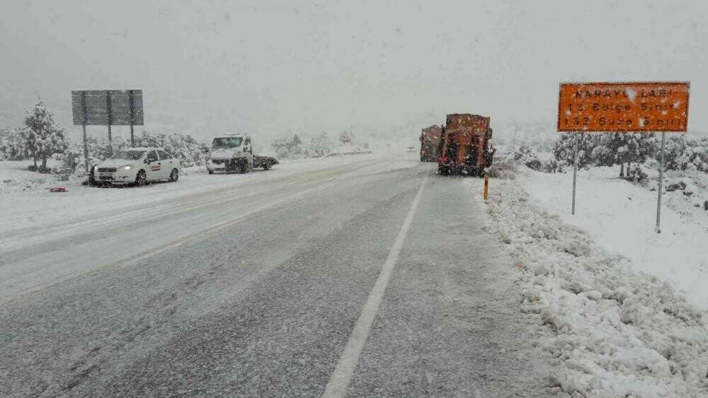 Konya - Antalya karayolunda kar kalınlığı 50 santime ulaştı