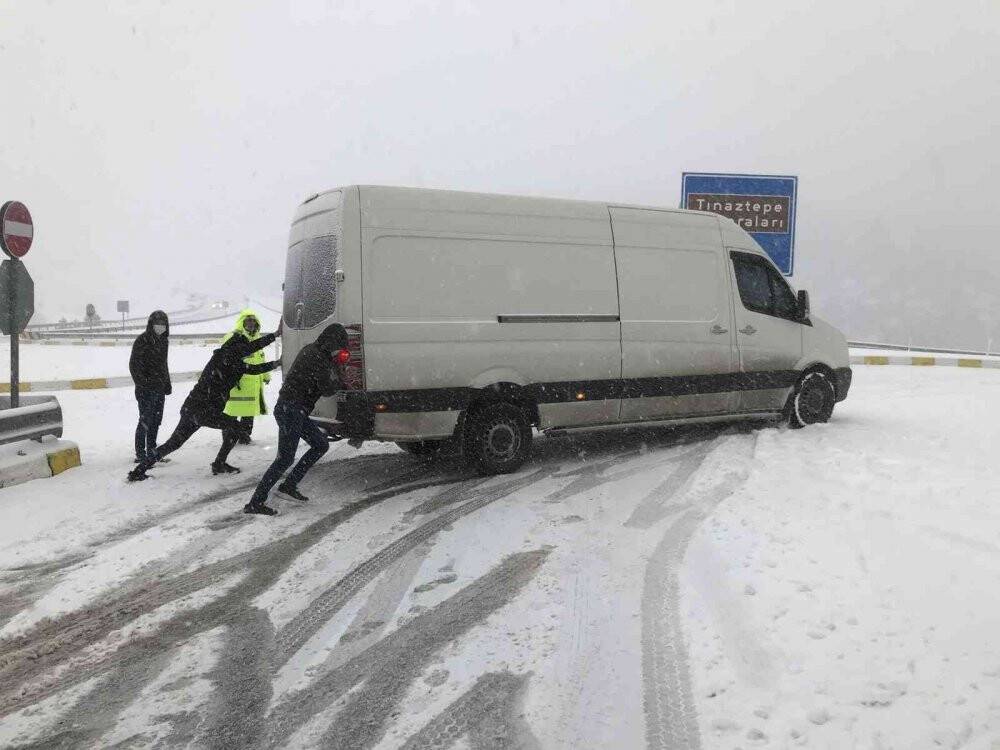 Konya - Antalya karayolunda kar kalınlığı 50 santime ulaştı
