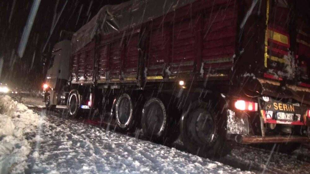 Konya - Antalya  karayolunda kar yağışı sebebiyle tırların geçişine izin verilmiyor