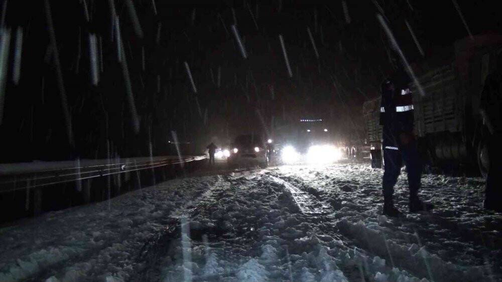 Konya - Antalya  karayolunda kar yağışı sebebiyle tırların geçişine izin verilmiyor