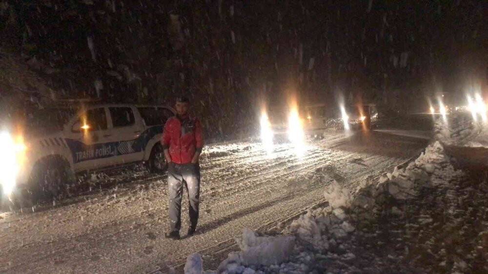 Konya - Antalya  karayolunda kar yağışı sebebiyle tırların geçişine izin verilmiyor