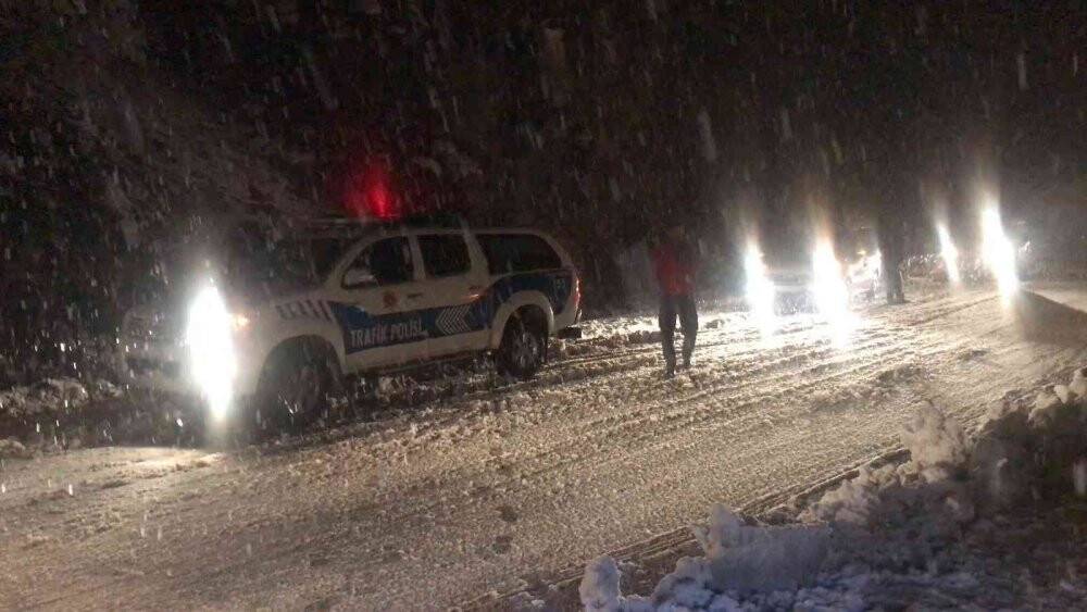 Konya - Antalya  karayolunda kar yağışı sebebiyle tırların geçişine izin verilmiyor