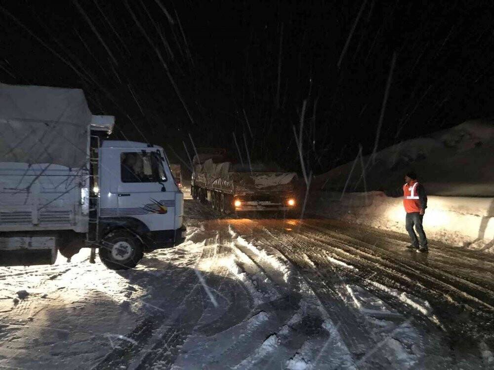 Konya - Antalya  karayolunda kar yağışı sebebiyle tırların geçişine izin verilmiyor