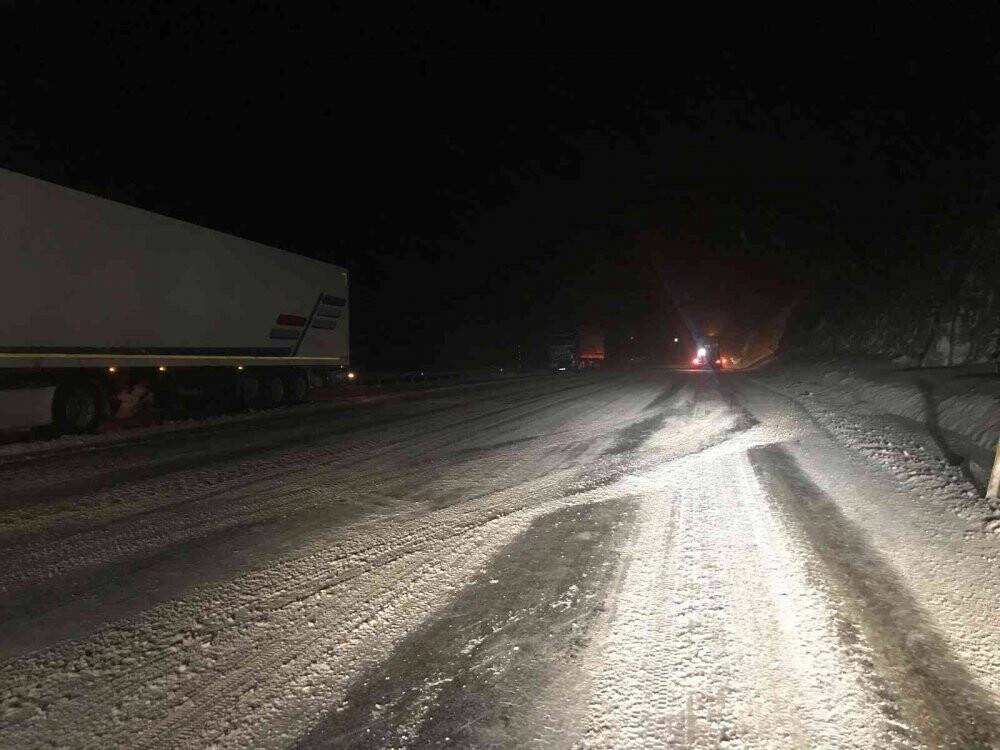 Konya - Antalya  karayolunda kar yağışı sebebiyle tırların geçişine izin verilmiyor