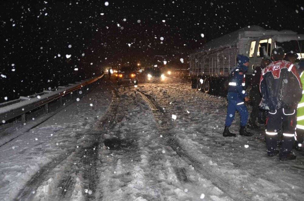Konya - Antalya  karayolunda kar yağışı sebebiyle tırların geçişine izin verilmiyor