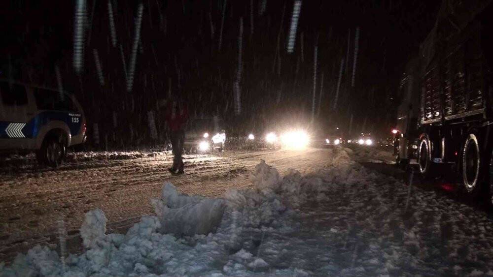 Konya - Antalya  karayolunda kar yağışı sebebiyle tırların geçişine izin verilmiyor