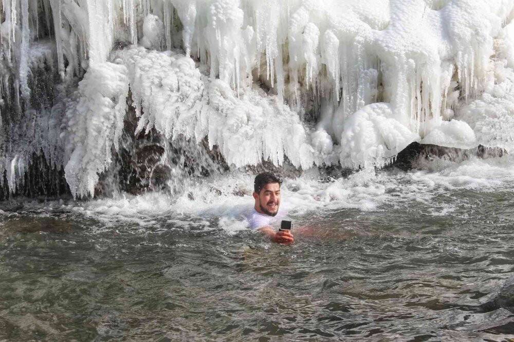 Muradiye Şelalesi’nde yüzme keyfi