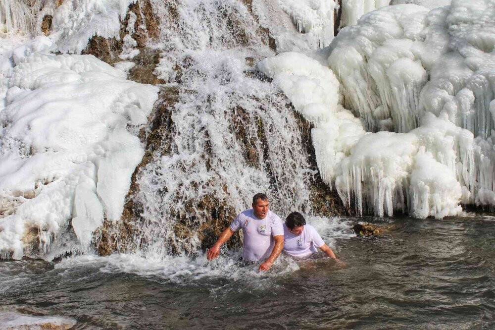 Muradiye Şelalesi’nde yüzme keyfi