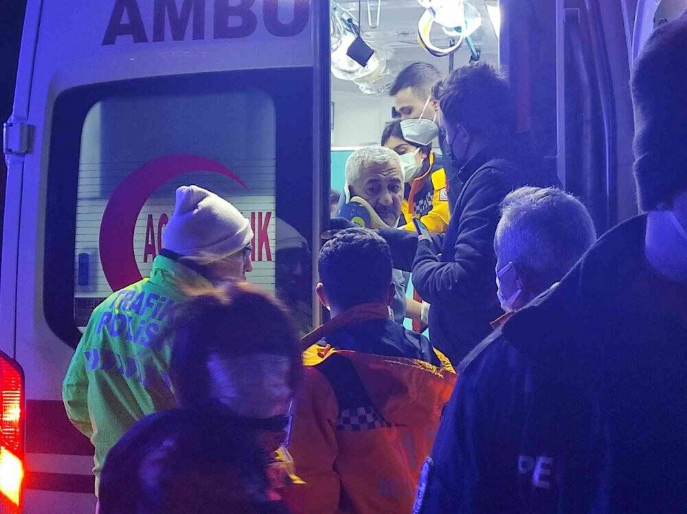 Otomobil dereye uçtu: 1’İ yabancı uyruklu 2 kişi yaralandı
