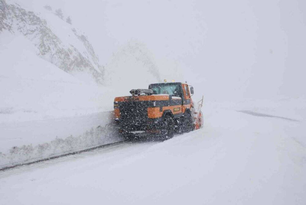 Antalya-Konya karayolunda kar kalınlığı 50 santimetreye ulaştı