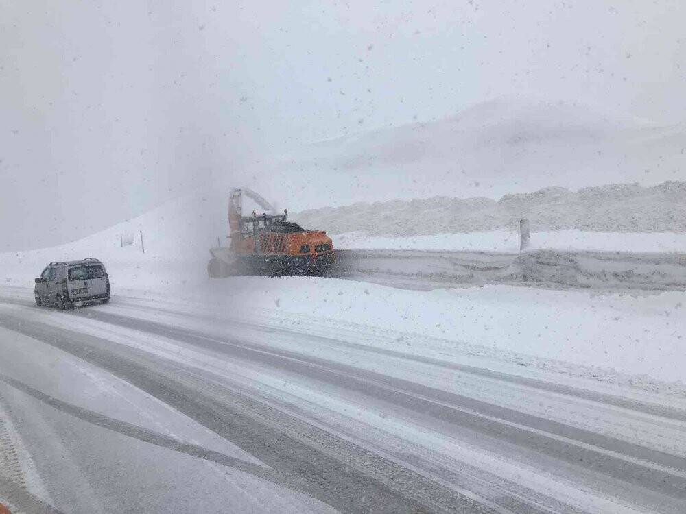 Antalya-Konya karayolunda kar kalınlığı 50 santimetreye ulaştı