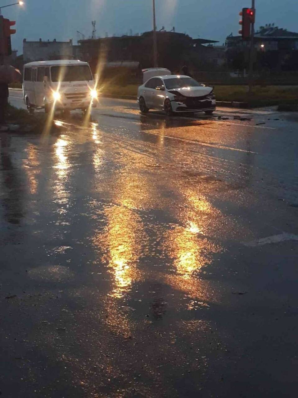 Aydın’da yağmur ve dikkatsizlik kaza getirdi