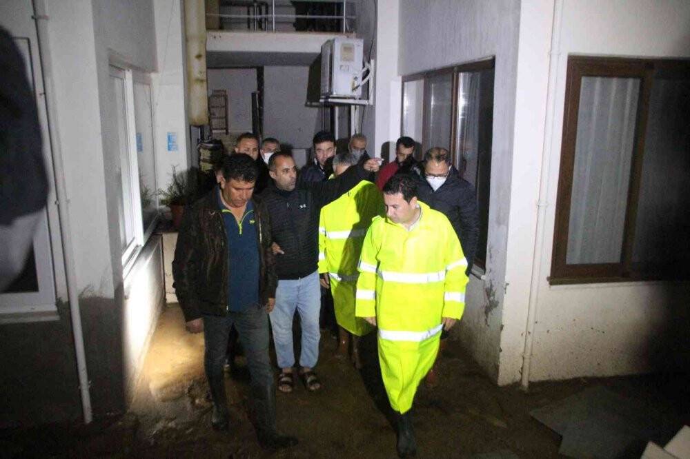 Servis minibüsünde mahsur kalan öğrenciler kurtarıldı