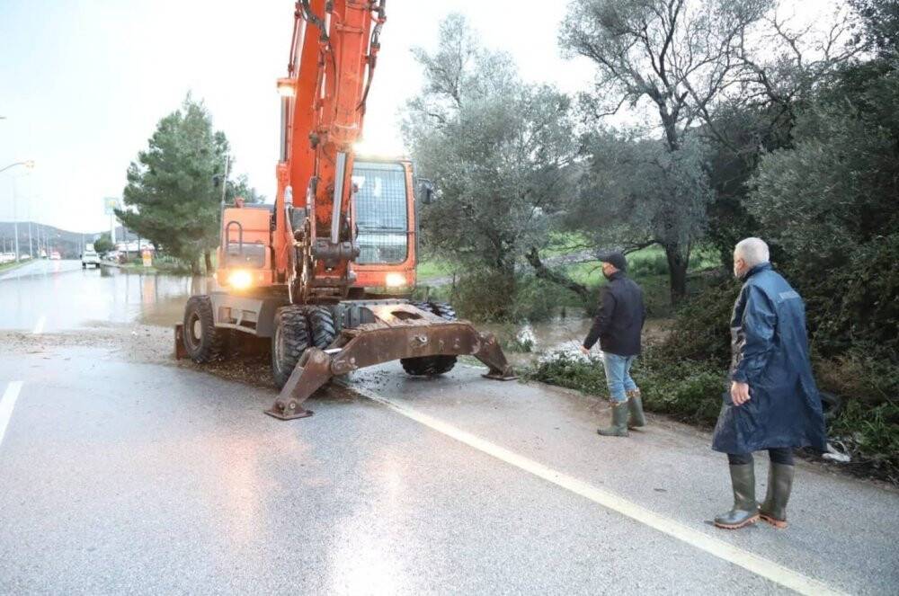 Servis minibüsünde mahsur kalan öğrenciler kurtarıldı