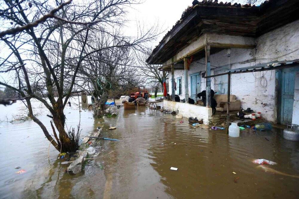Su taşkınında ahırda mahsur kalan havyanlar kurtarıldı