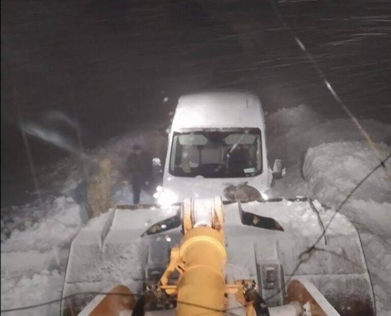 Yolda kalan araçların imdadına büyükşehir belediyesi yetişti