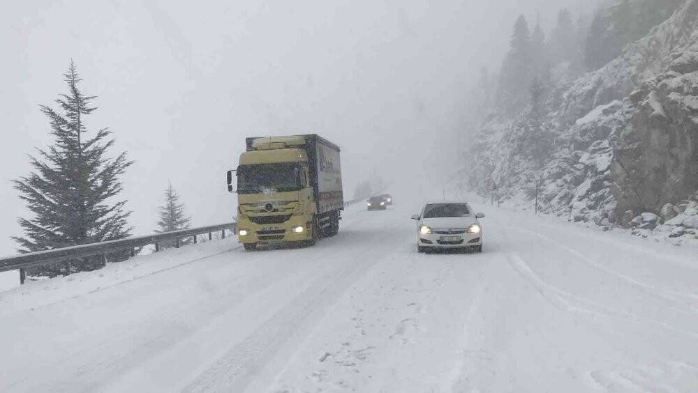 Antalya -Konya karayolunda kar kalınlığı 1 metreyi geçti