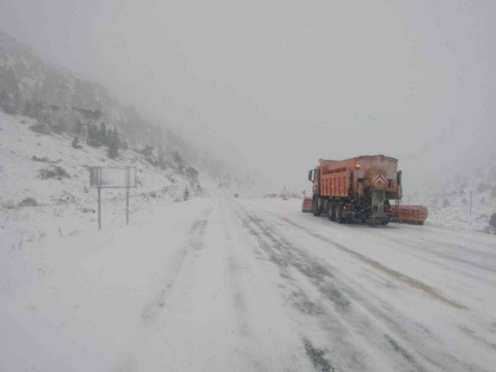Antalya -Konya karayolunda kar kalınlığı 1 metreyi geçti
