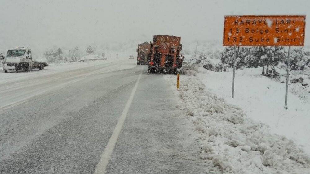 Antalya -Konya karayolunda kar kalınlığı 1 metreyi geçti