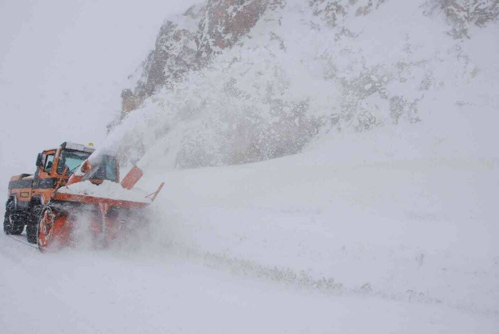 Antalya -Konya karayolunda kar kalınlığı 1 metreyi geçti