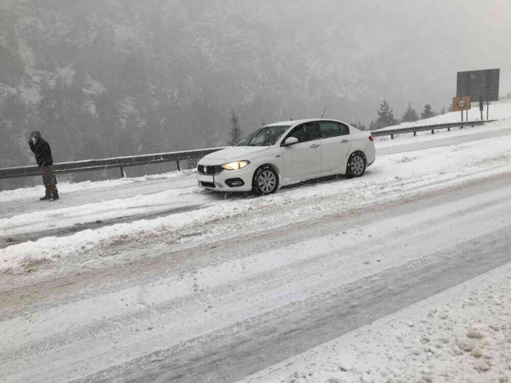 Antalya -Konya karayolunda kar kalınlığı 1 metreyi geçti