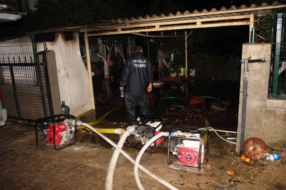 Bodrum’da selin izleri silinmeye çalışılıyor