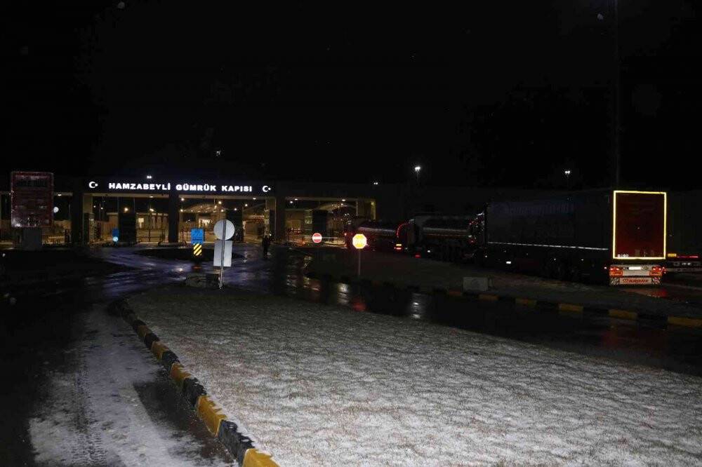 Hamzabeyli Sınır Kapısı’nda şiddetli rüzgar ve kar sebebiyle tırlar zarar gördü