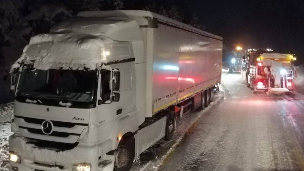 Kar kalınlığı 1 metreyi bulan Alacabel’de tırların geçişine izin verilmiyor