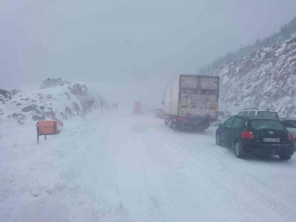 Kar kalınlığı 1 metreyi bulan Alacabel’de tırların geçişine izin verilmiyor