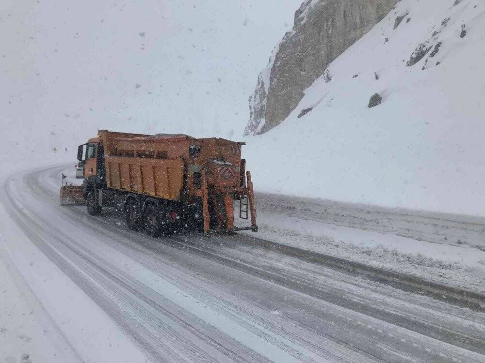 Kar kalınlığı 1 metreyi bulan Alacabel’de tırların geçişine izin verilmiyor