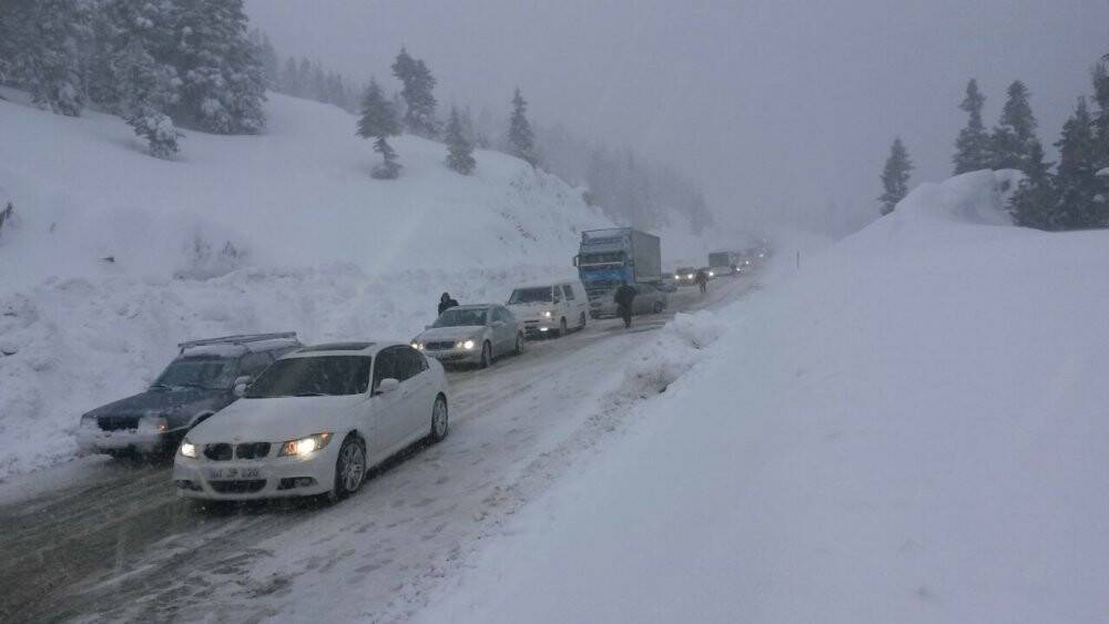 Kar kalınlığı 1 metreyi bulan Alacabel’de tırların geçişine izin verilmiyor