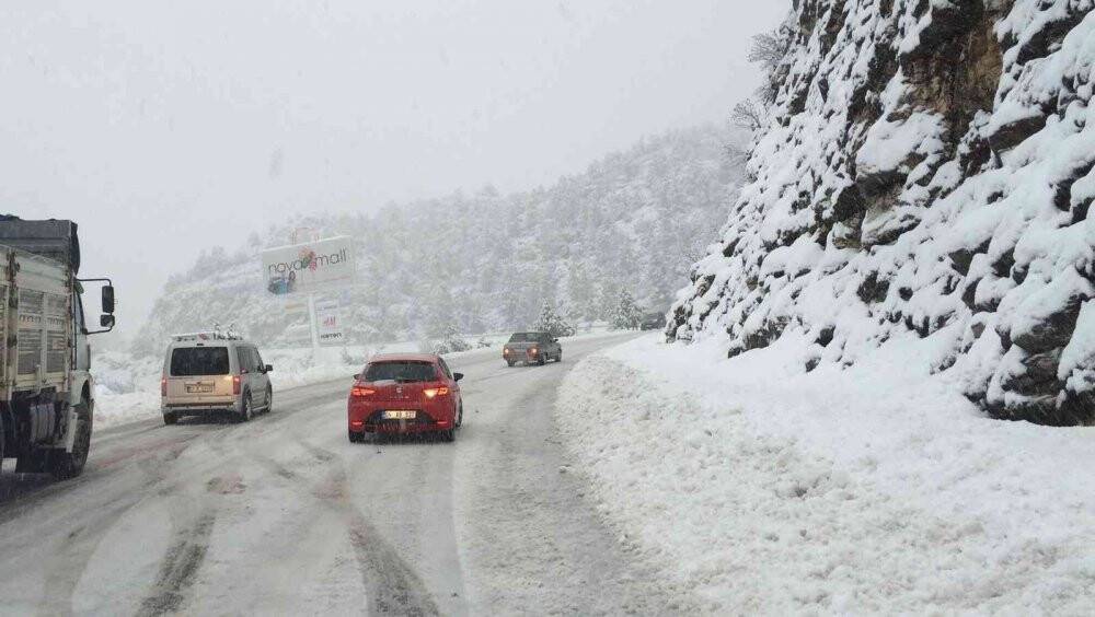 Kar kalınlığı 1 metreyi bulan Alacabel’de tırların geçişine izin verilmiyor