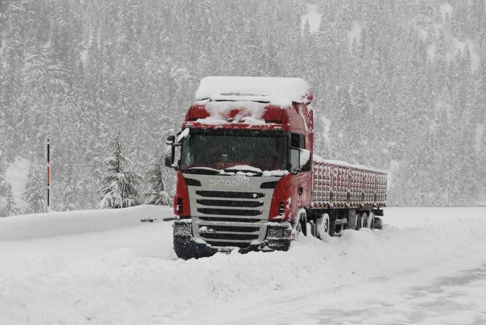 Kar kalınlığı 1 metreyi bulan Alacabel’de tırların geçişine izin verilmiyor