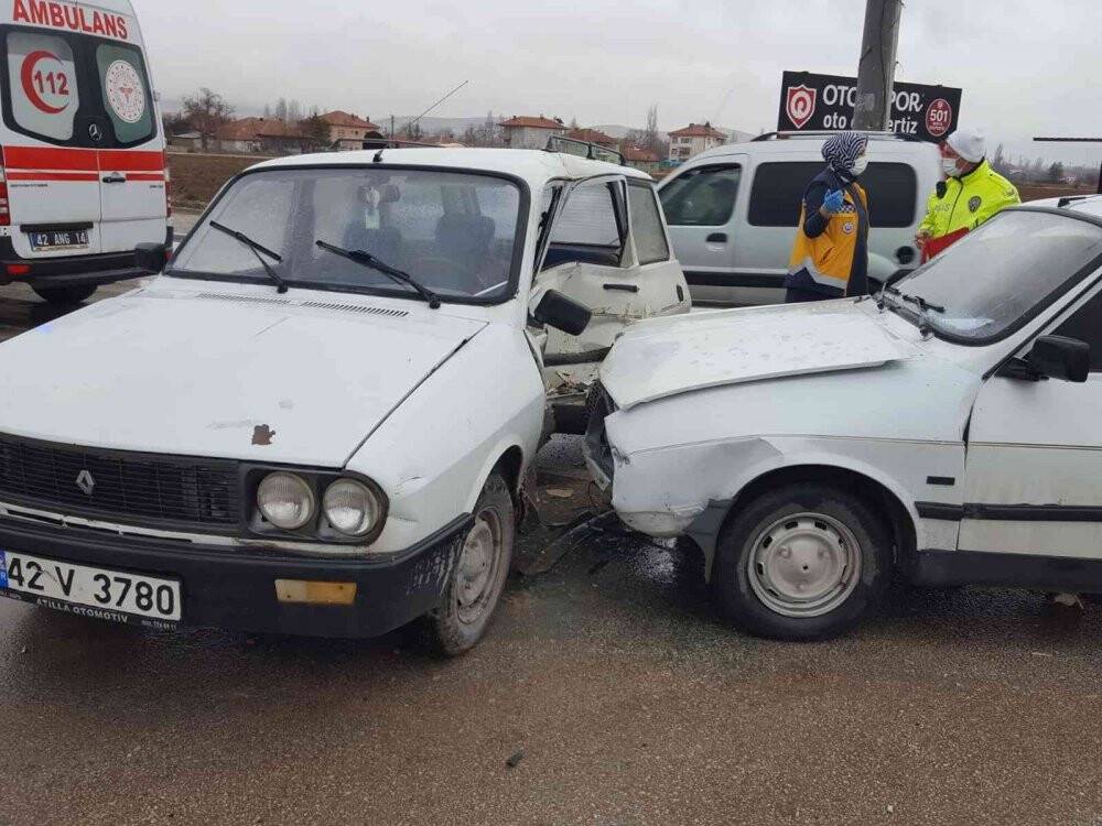 Konya'da kaza! Otomobiller çarpıştı: 3 yaralı