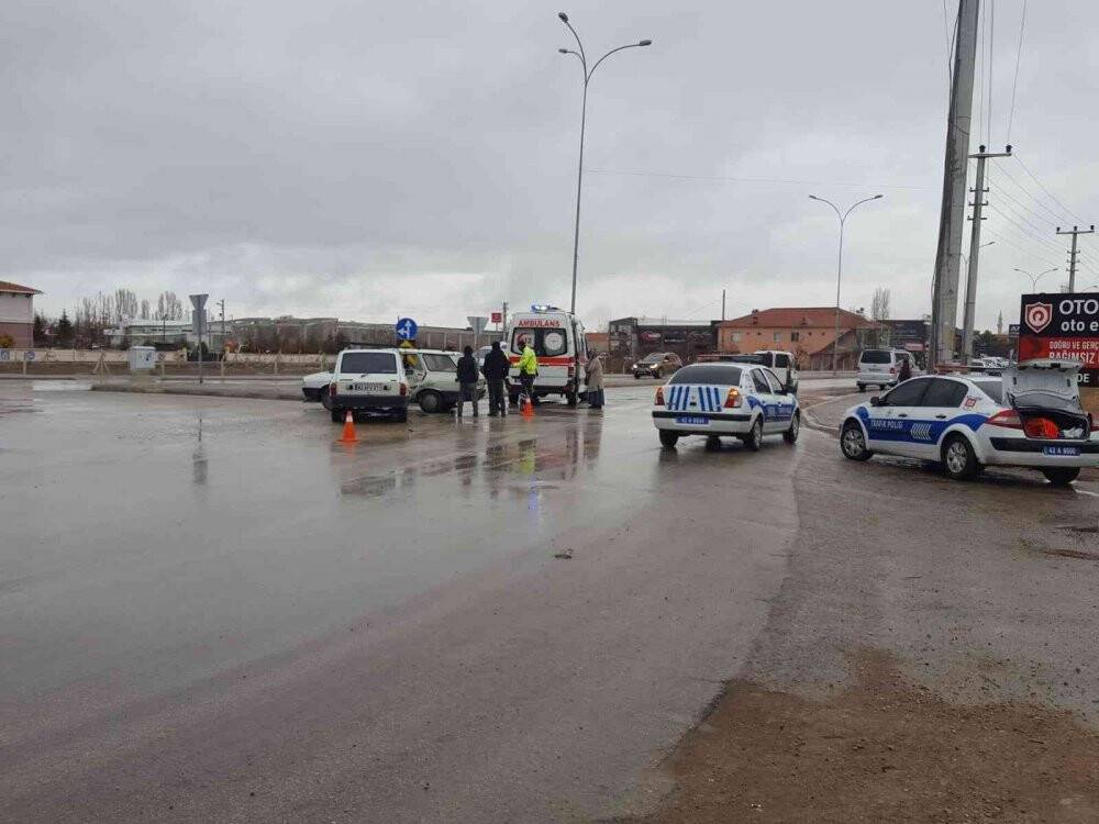 Konya'da kaza! Otomobiller çarpıştı: 3 yaralı