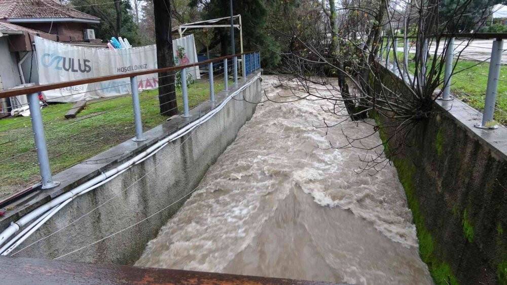 Manavgat Şelalesi coştu, çevresinde bulunan seyir terasları sular altında kaldı