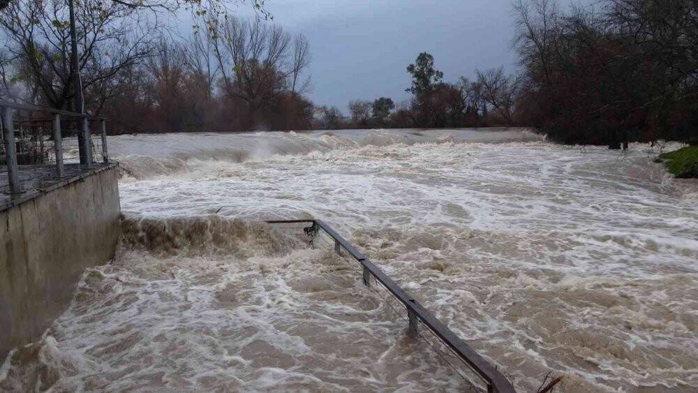 Manavgat Şelalesi coştu, çevresinde bulunan seyir terasları sular altında kaldı