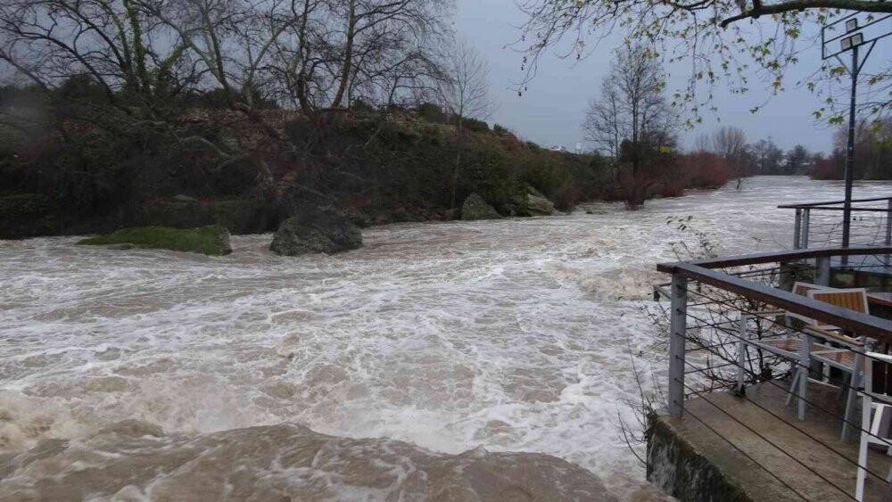 Manavgat Şelalesi coştu, çevresinde bulunan seyir terasları sular altında kaldı