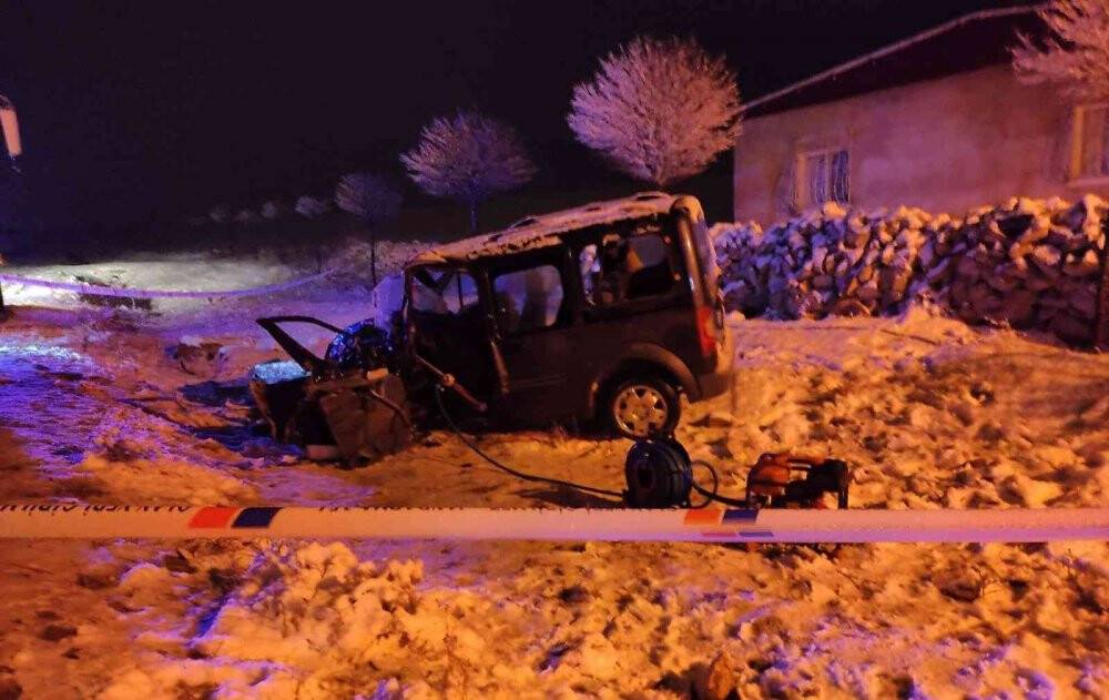 Midibüs ile hafif ticari araç çarpıştı: 1 ölü, 2 yaralı