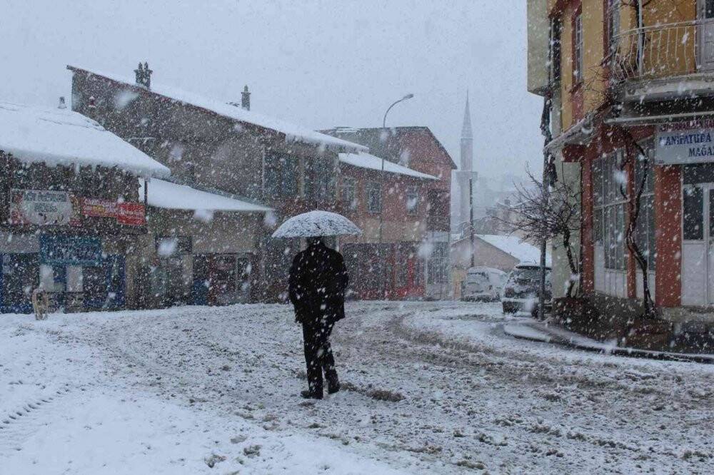 Taşkent’te kar yağışı etkili oluyor