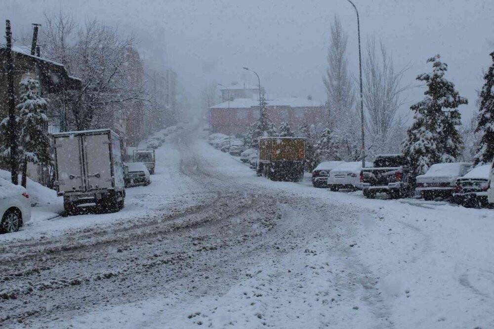 Taşkent’te kar yağışı etkili oluyor