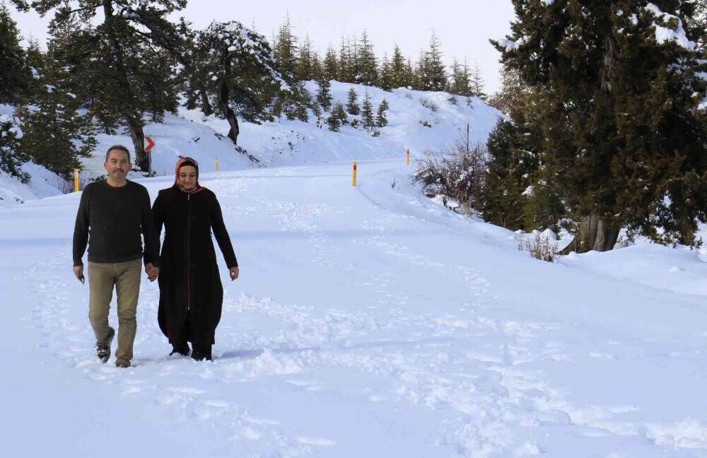 Toroslar beyaza büründü, gezmeye gelenler karın keyfini çıkardı