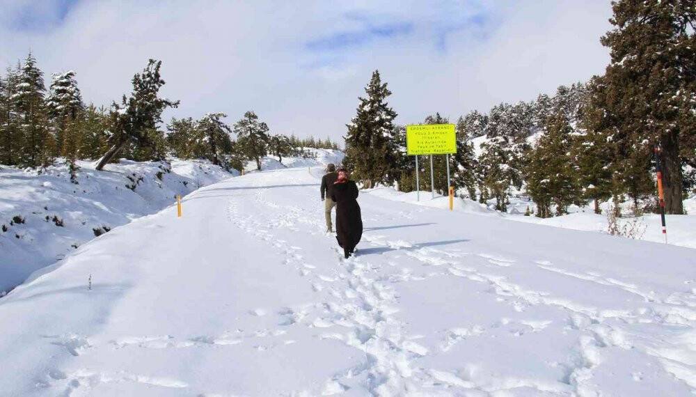 Toroslar beyaza büründü, gezmeye gelenler karın keyfini çıkardı