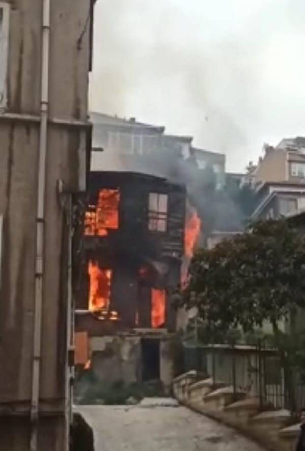 Ahşap bina yangında alev topuna döndü