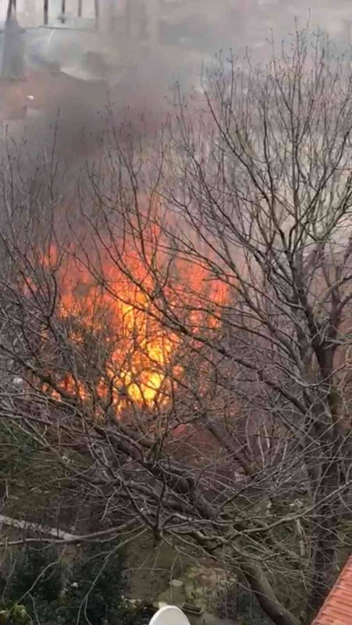 Ahşap bina yangında alev topuna döndü