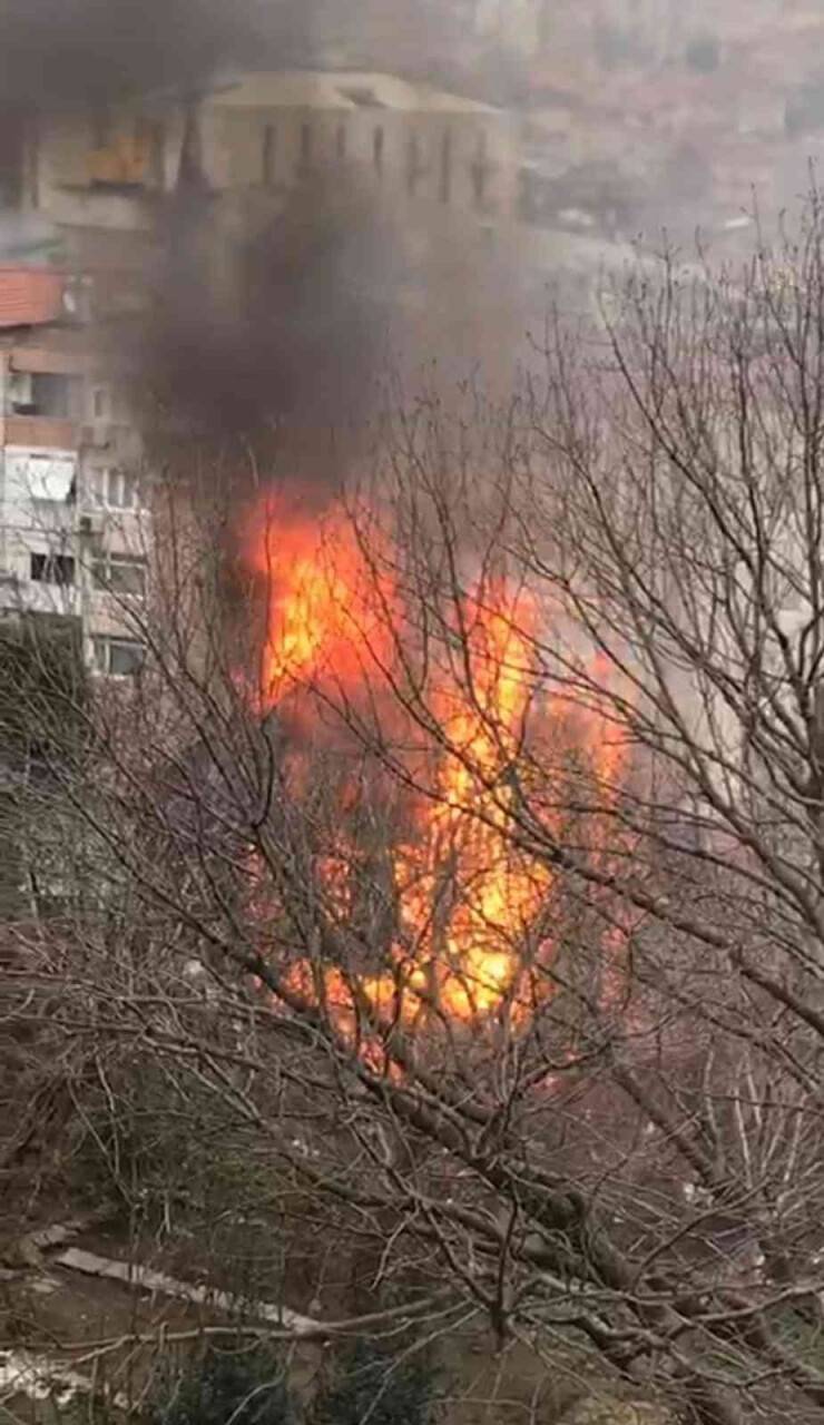 Ahşap bina yangında alev topuna döndü
